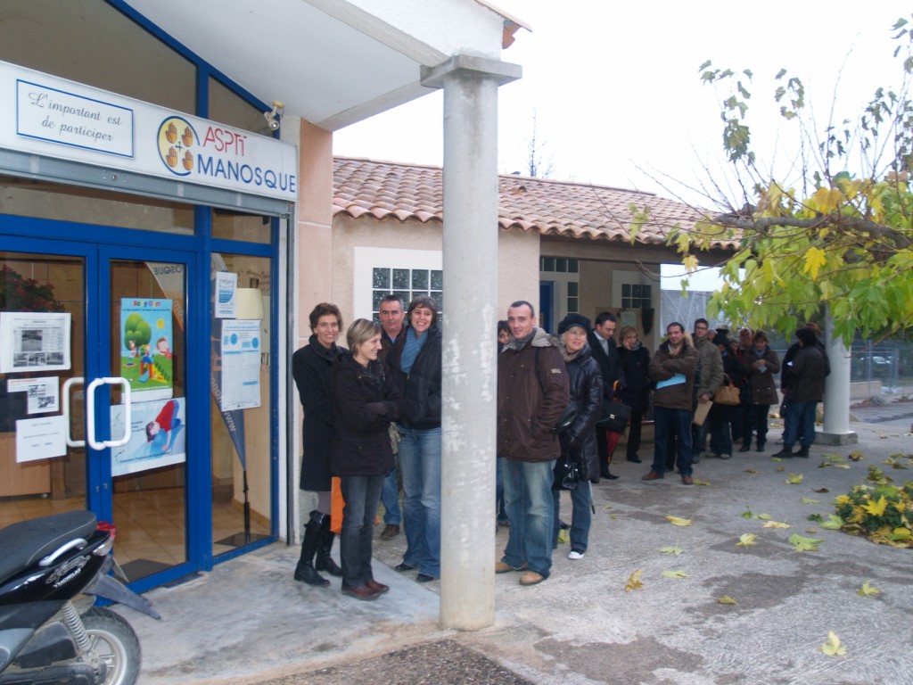 388808_la_queue_une_demie_heure_avant_les_inscriptions__1280x768_
